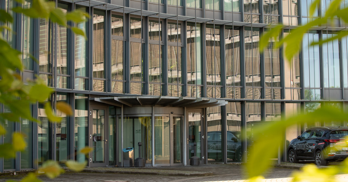 Moderne Glasfassade des Bürogebäudes in Langenhagen